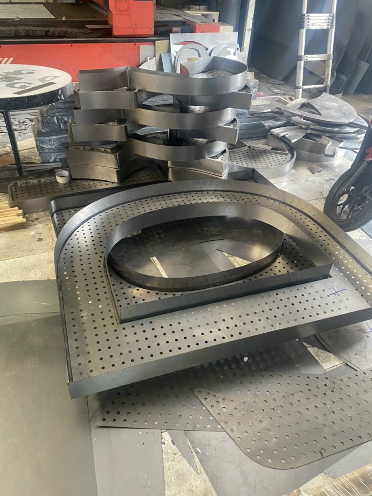 Chữ Tole Là Gì? Tất Tần Tật Về Biển Hiệu Chữ Tole Trong Quảng Cáo 7 29