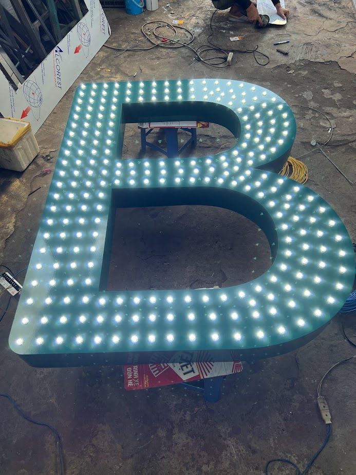 Chữ Tole Là Gì? Tất Tần Tật Về Biển Hiệu Chữ Tole Trong Quảng Cáo 10 chu noi tole gan den led dang gia cong
